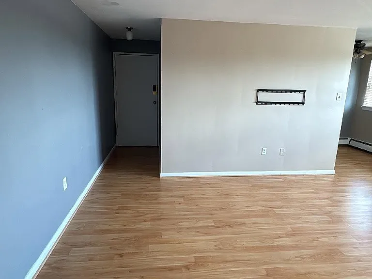8024 Castor Ave — Photo 9