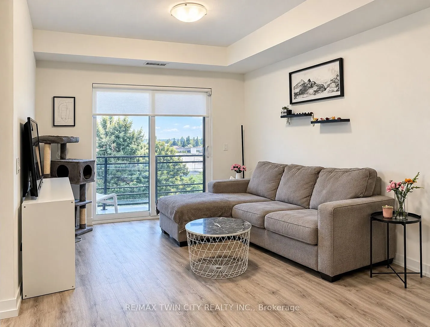 251 Northfield Dr E — Photo 4