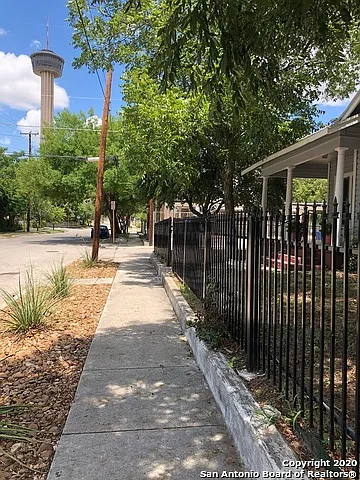 802 Indianola St — Photo 3