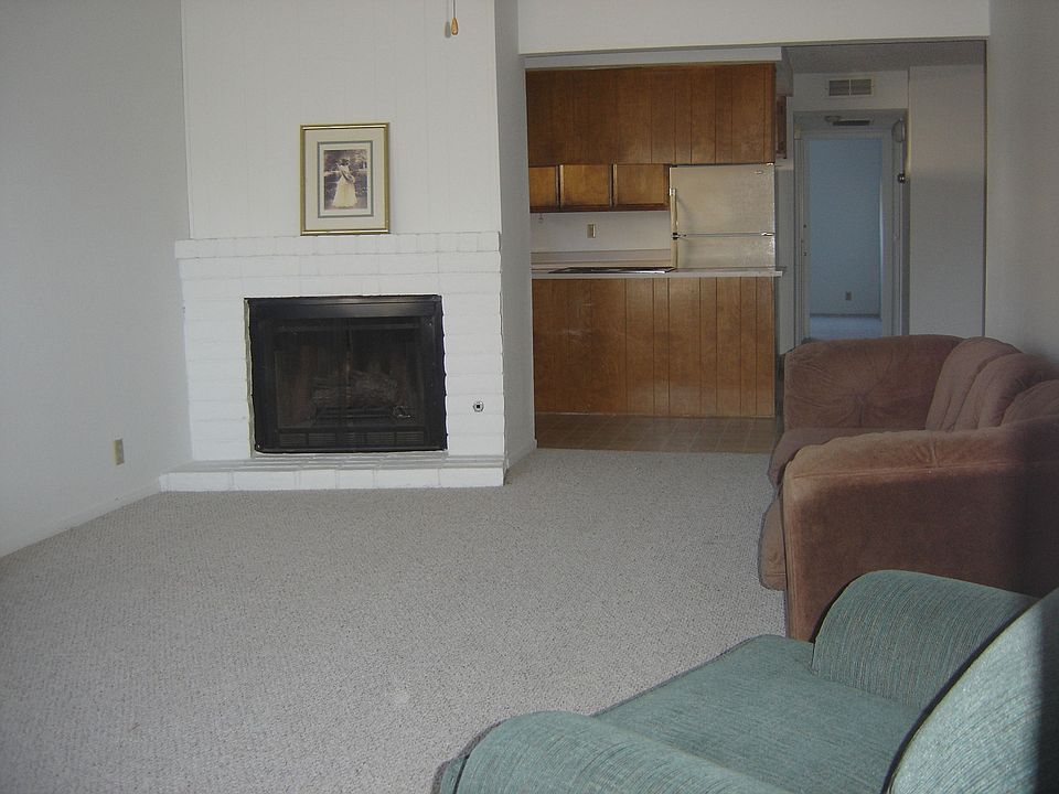 Livingroom w/ cozy fireplace