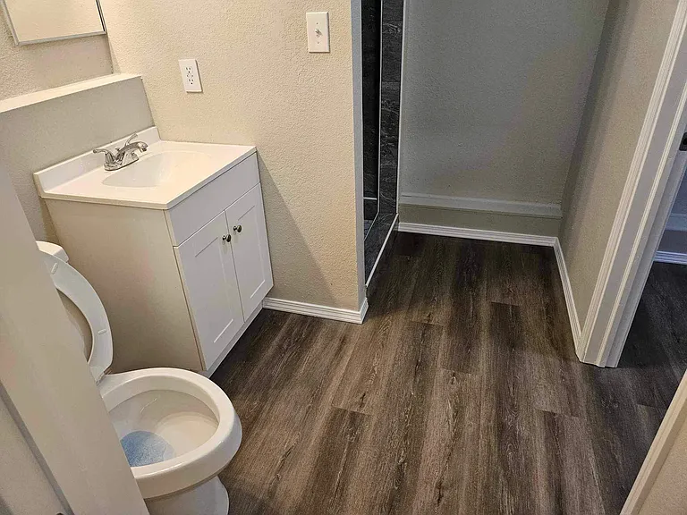 913 W Oak St N #2 — Photo 7