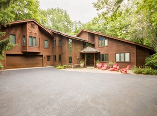 598 Greenlefe Rd, Fontana, WI 53125