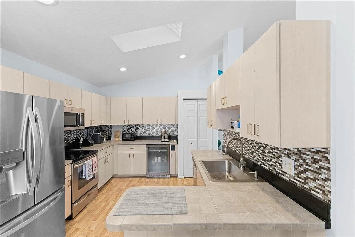 3 bed, 2.0 bath, 1528 sqft, $4,000 — Photo 4