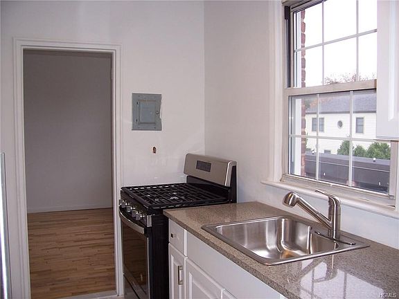4th image of 111 N Broadway APT F5