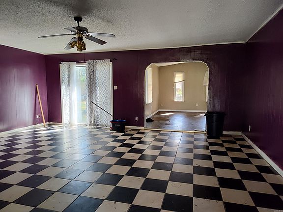 2nd image of 2303 Gaines St