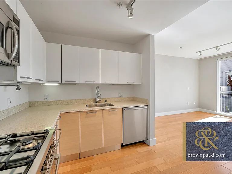 566 S Van Ness Ave #11I — Photo 9