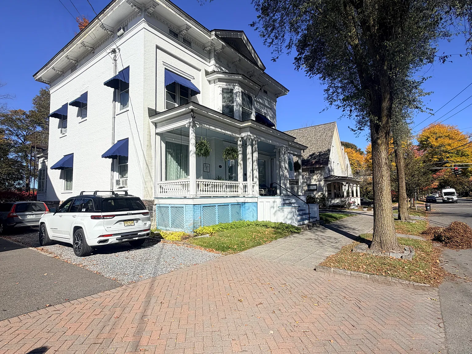 5 bed, 2.5 bath, 2500 sqft, $4,800 — Photo 2