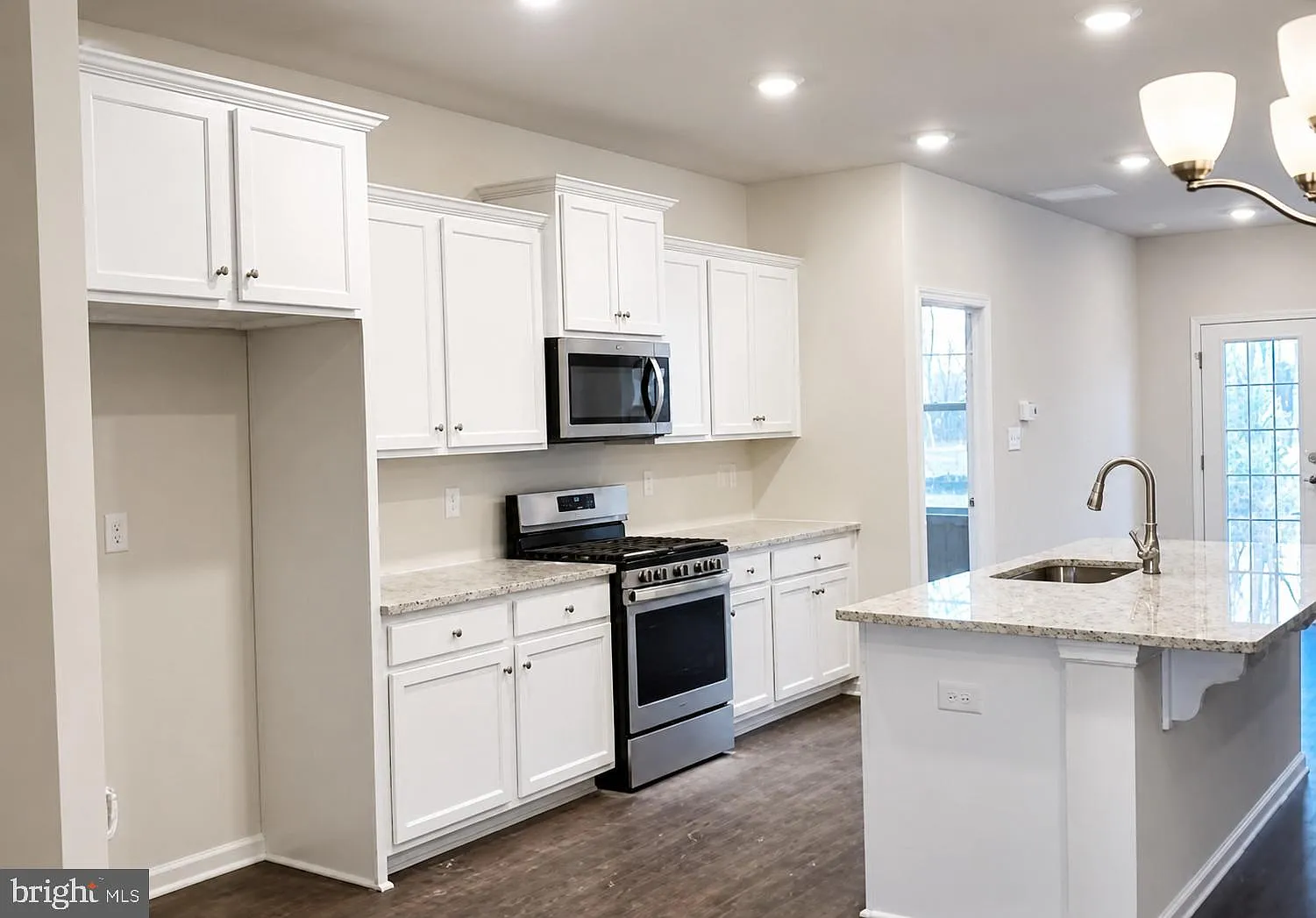 4 bed, 2.5 bath, 2460 sqft, $4,200 — Photo 3