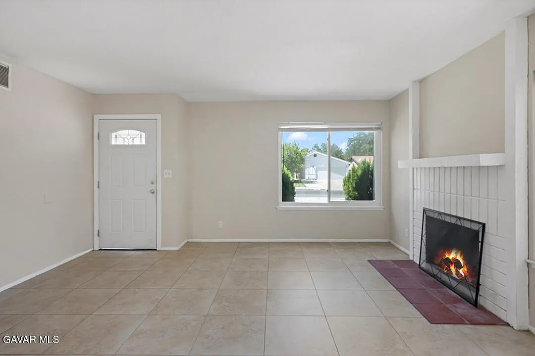4 bed, 2.0 bath, 1360 sqft, $2,795 — Photo 3