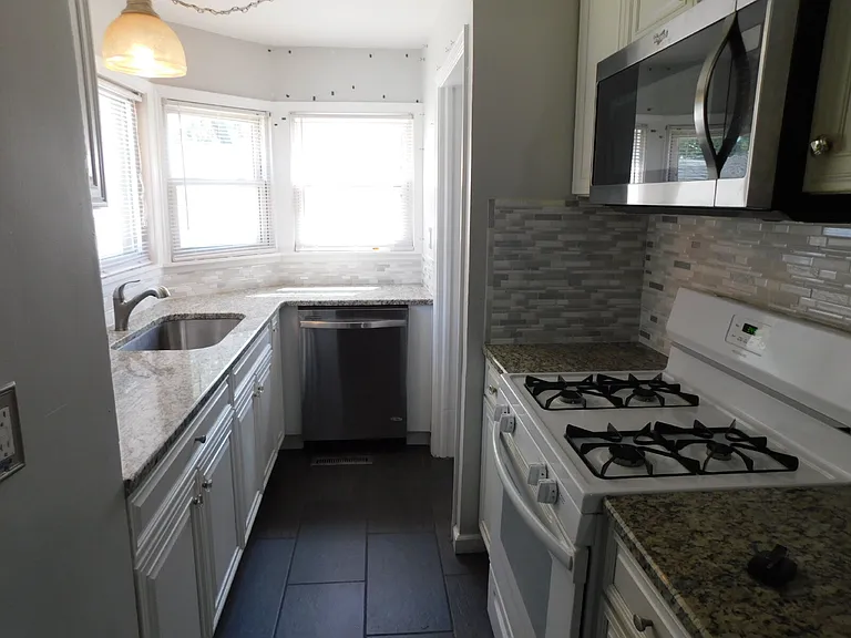 23546 Glenbrook Ave — Photo 6