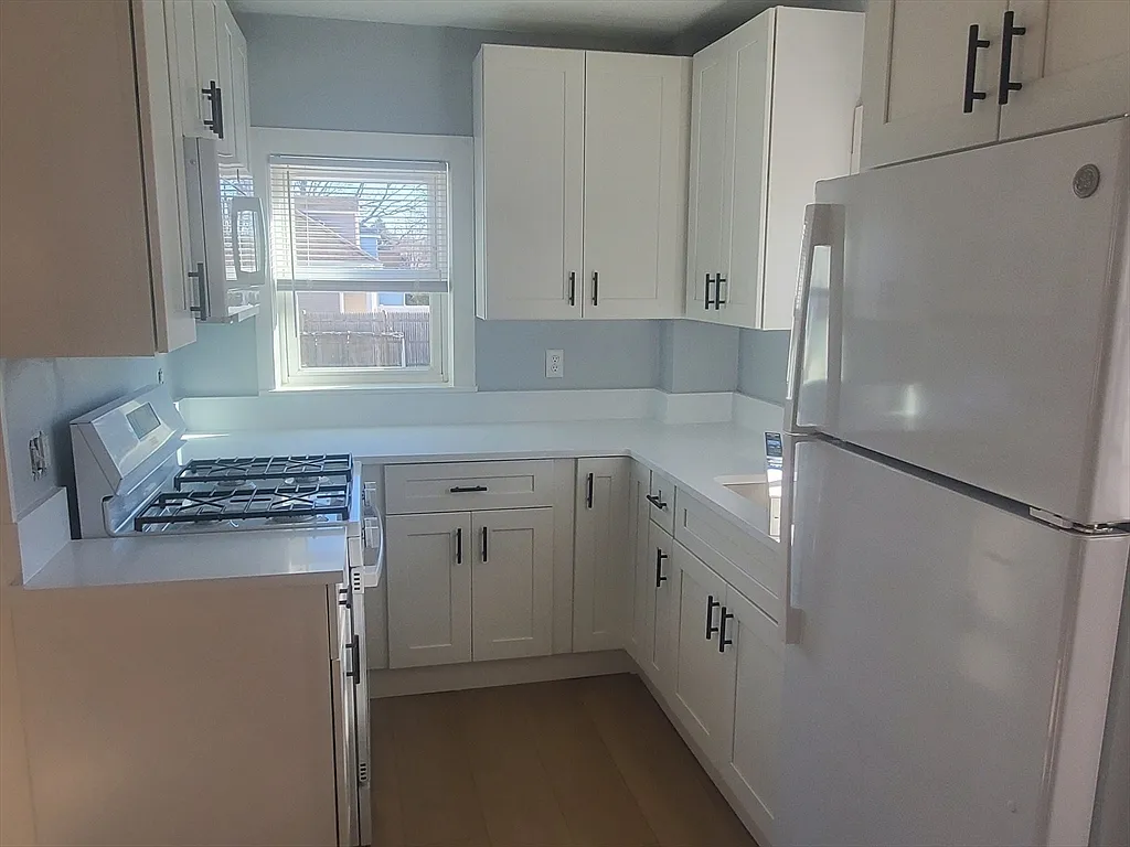 3 bed, 1.0 bath, 1200 sqft, $3,200 — Photo 2