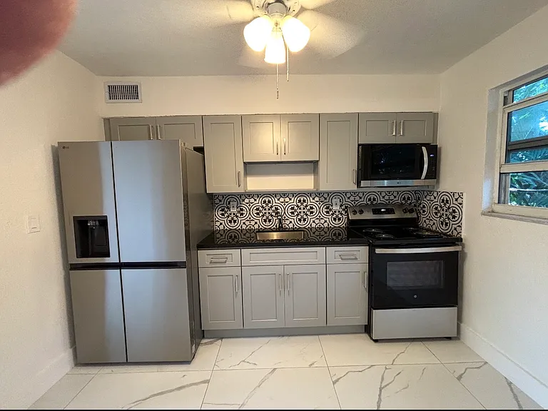 1040 SW 4th St #4 — Photo 4