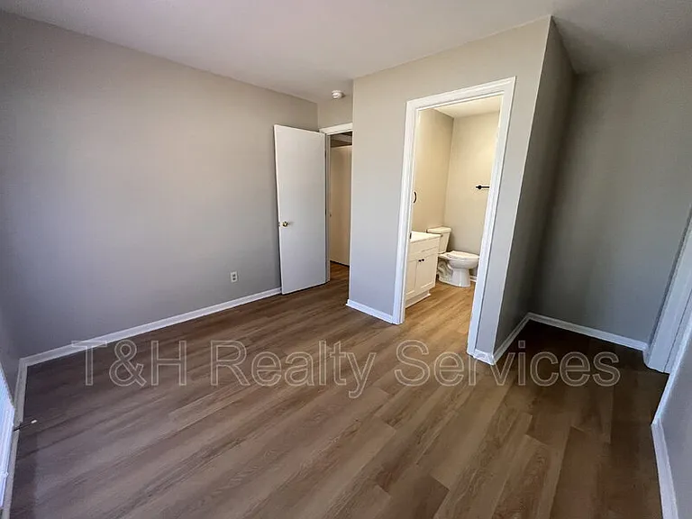 110 Pennsylvania Ct — Photo 19