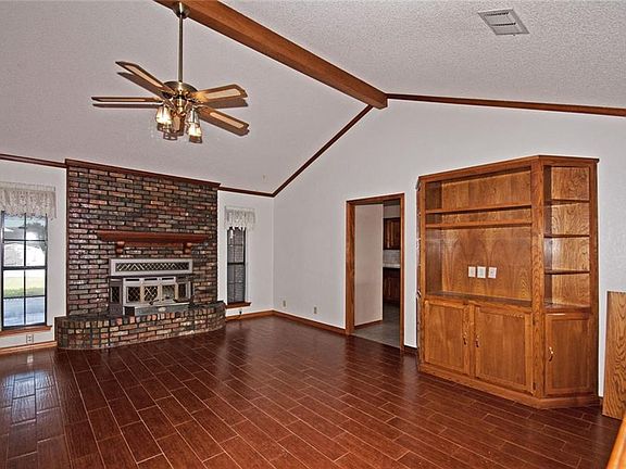 3rd image of 147 S Meadowbrook Dr