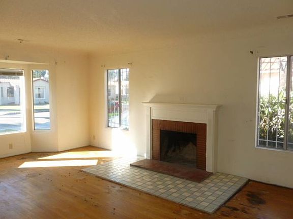 Living room w/ Fireplace