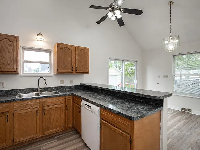 18619 Arrowhead Ave — Photo 8