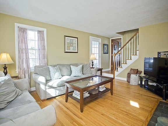 3rd image of 42 Kipling St