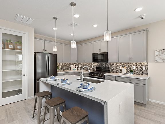 4th image of 669 W Nova Ct