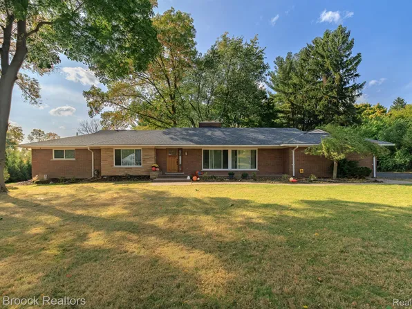 7440 W Greenwich Dr, Bloomfield Hills, MI 48301