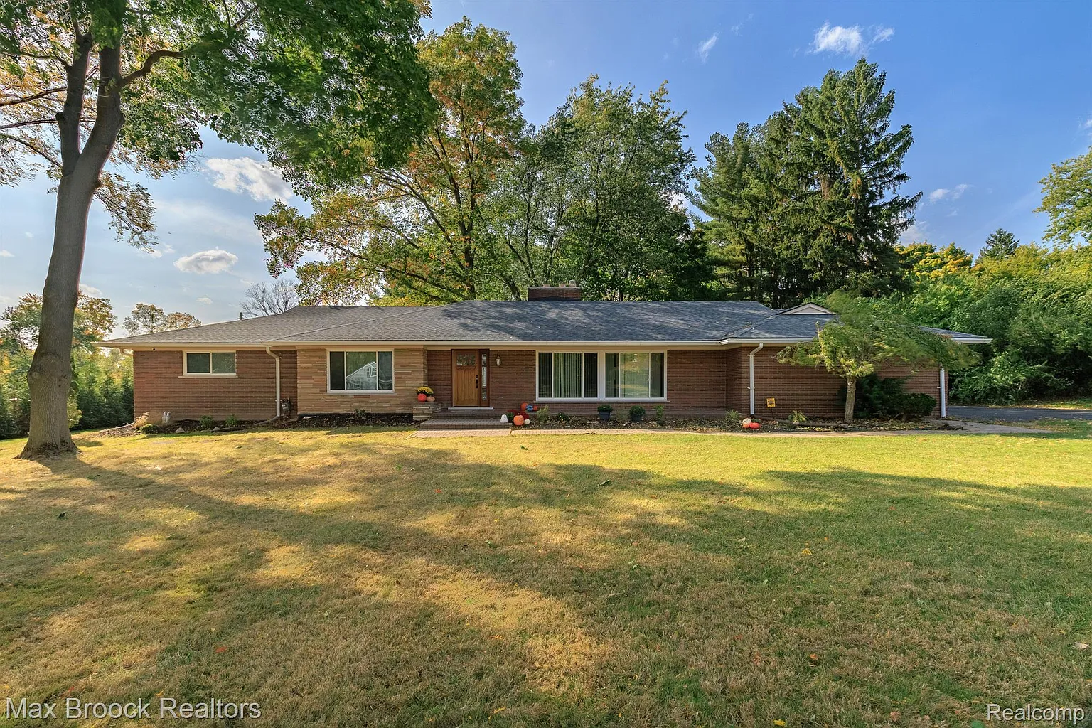 7440 W Greenwich Dr photo 1