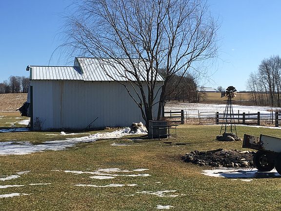 Pole barn w/electric & water