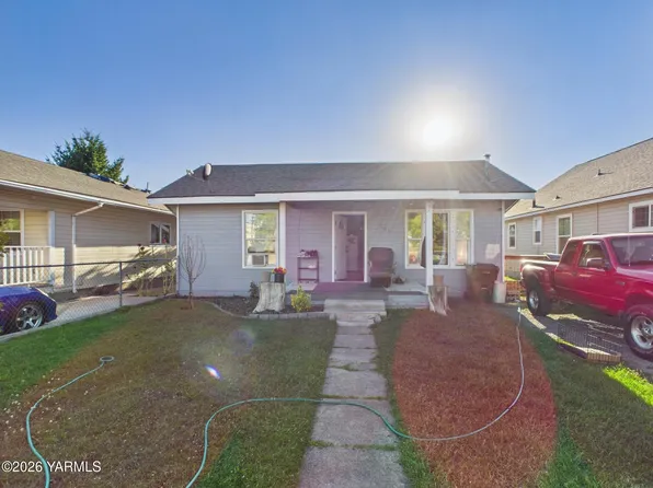 708 S 8th St, Yakima, WA 98901