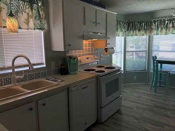 Eat in kitchen