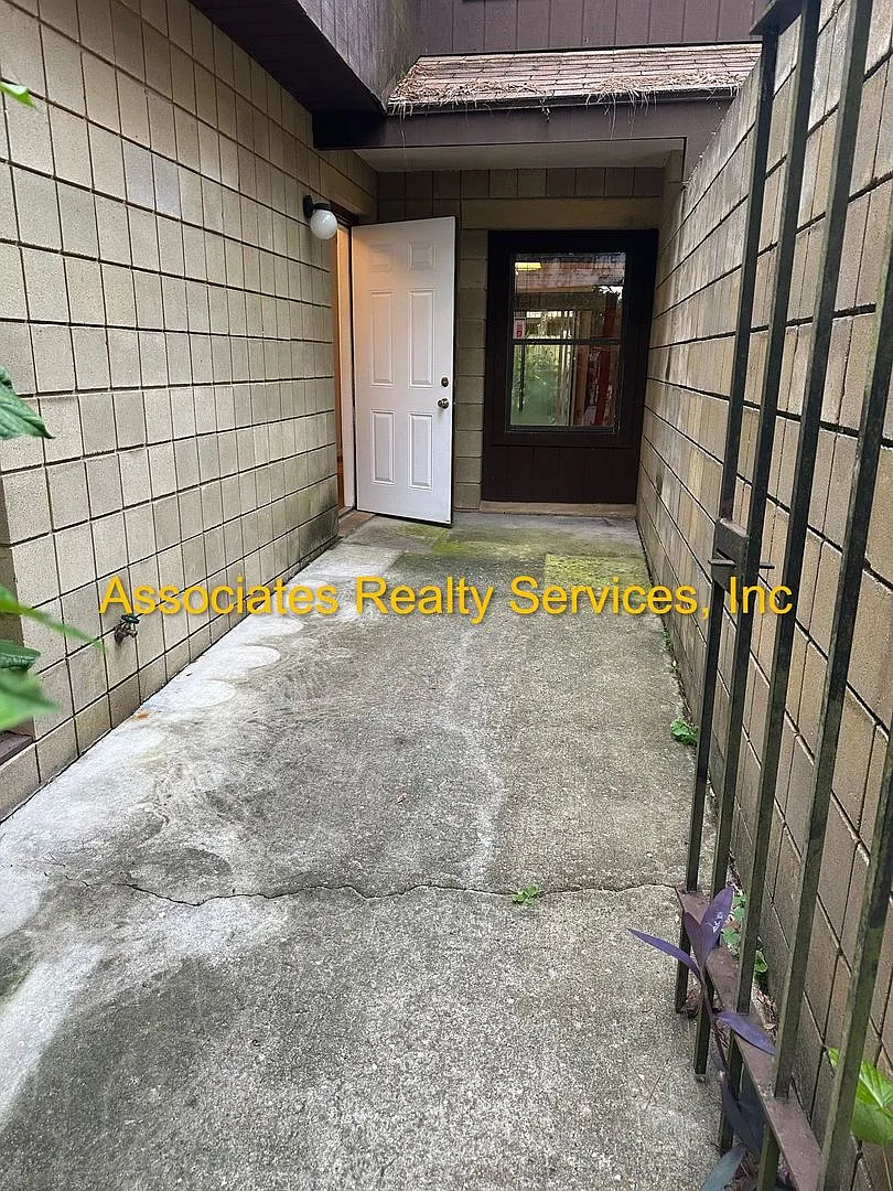 Building Photo - 7017 SW 44th Ave #B