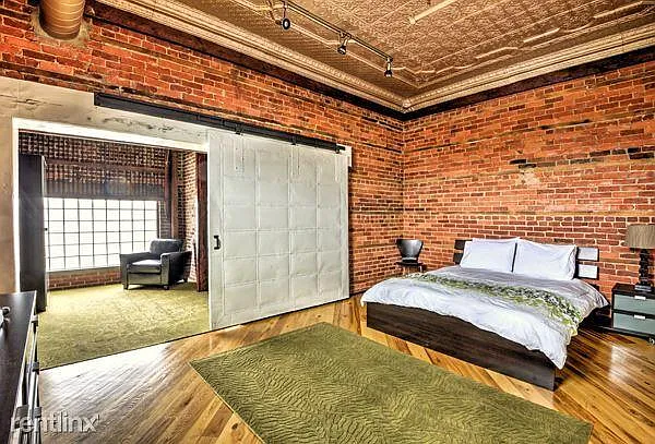 Building Photo - 209 E 3rd St #2C