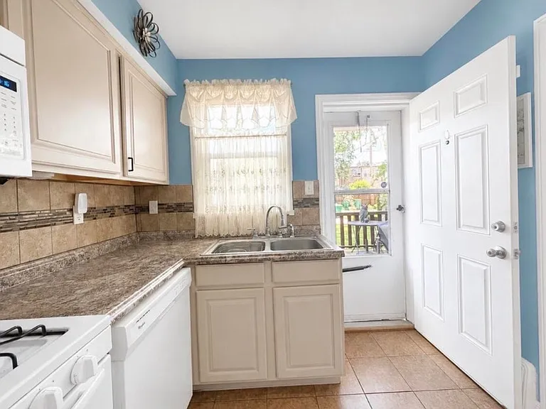 244 Beacon Pl — Photo 17