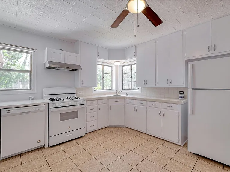 511 Sloan St — Photo 9