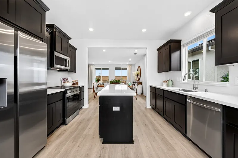 3 bed, 2.0 bath, 1501 sqft, $2,995 — Photo 3