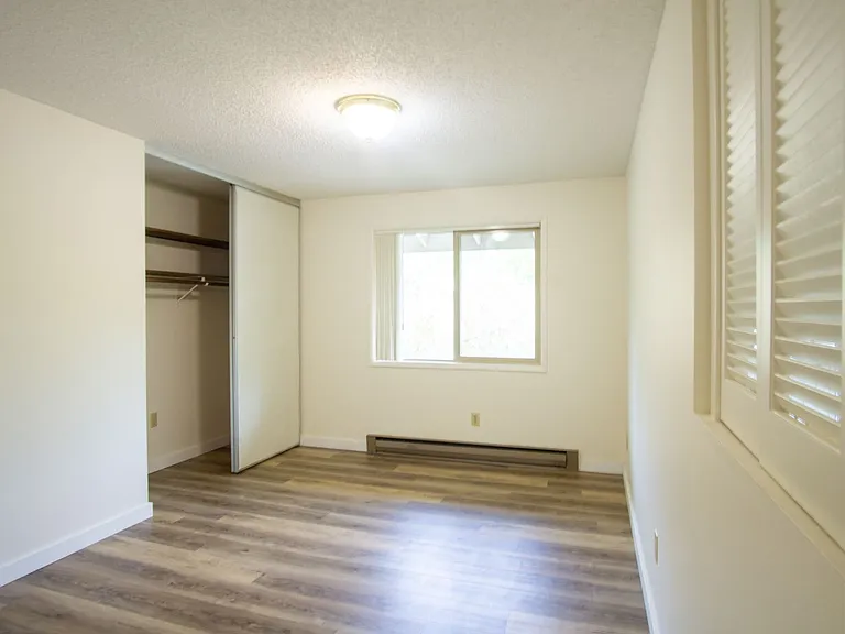Free Rent Special: Spacious Top Flr 2bdr Flat, W/D Hk-Up, D/W, Tons Of Storage, Balcony! — Photo 10