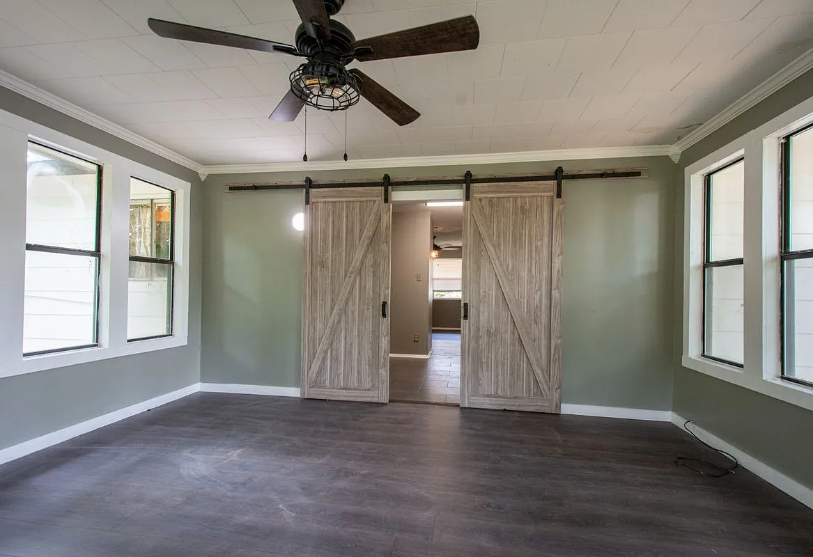 3 bed, 1.0 bath, 1313 sqft, $1,300 — Photo 2