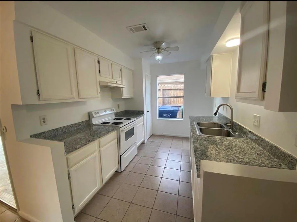 3 bed, 2.0 bath, 971 sqft, $1,530 — Photo 2
