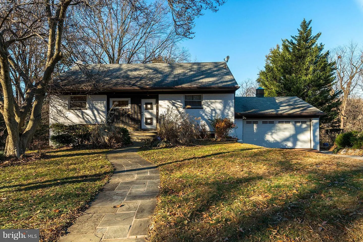4 bed, 2.5 bath, 2600 sqft, $4,000 — Photo 1