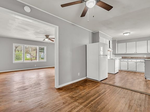 5th image of 137 Poplar St