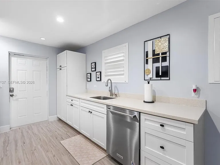 230 SW 12th Ave — Photo 8