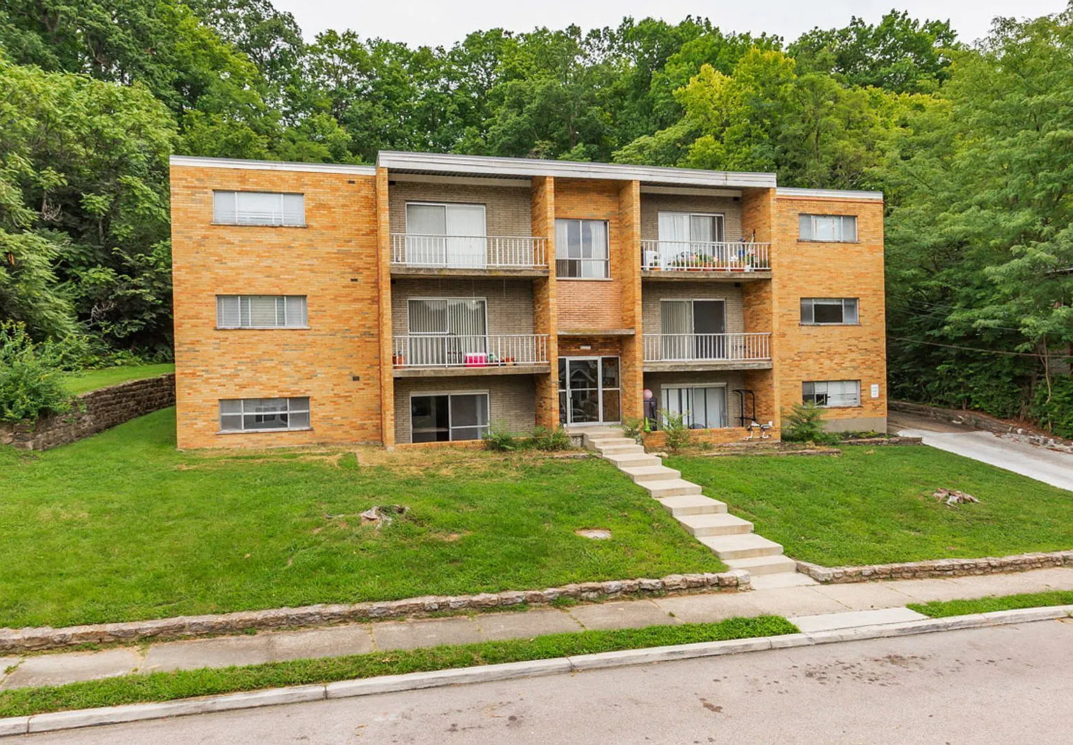 2 bed, 1.0 bath, 756 sqft, $1,020 — Photo 1
