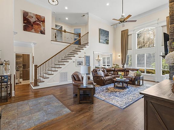 3rd image of 24 Appian Cir