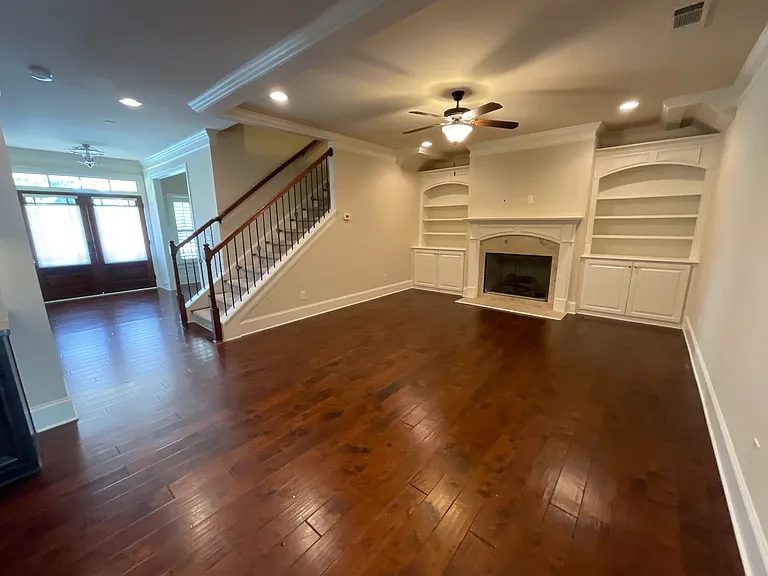 1520 Parkside Dr — Photo 3