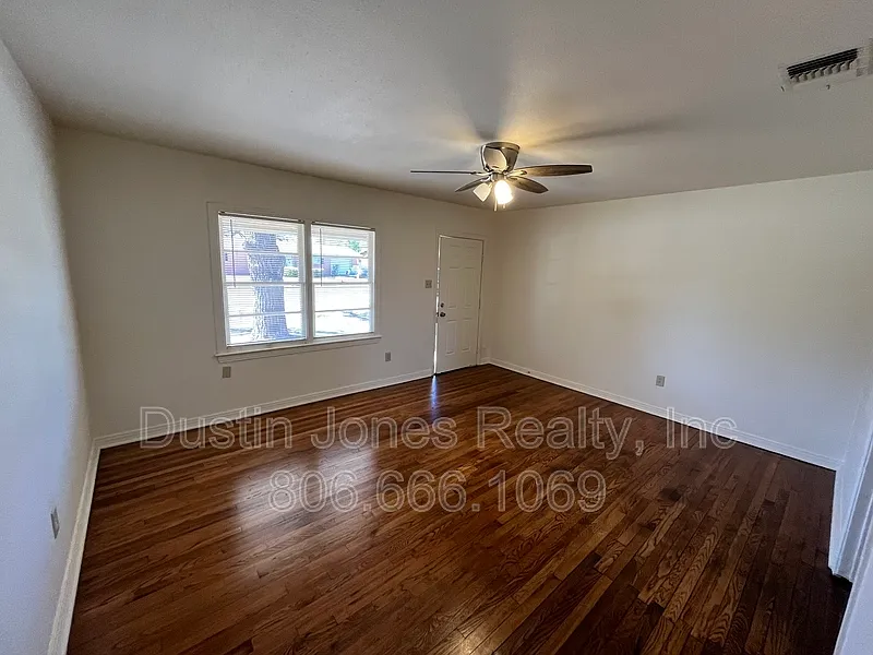 3 bed, 1.0 bath, 1070 sqft, $995 — Photo 2