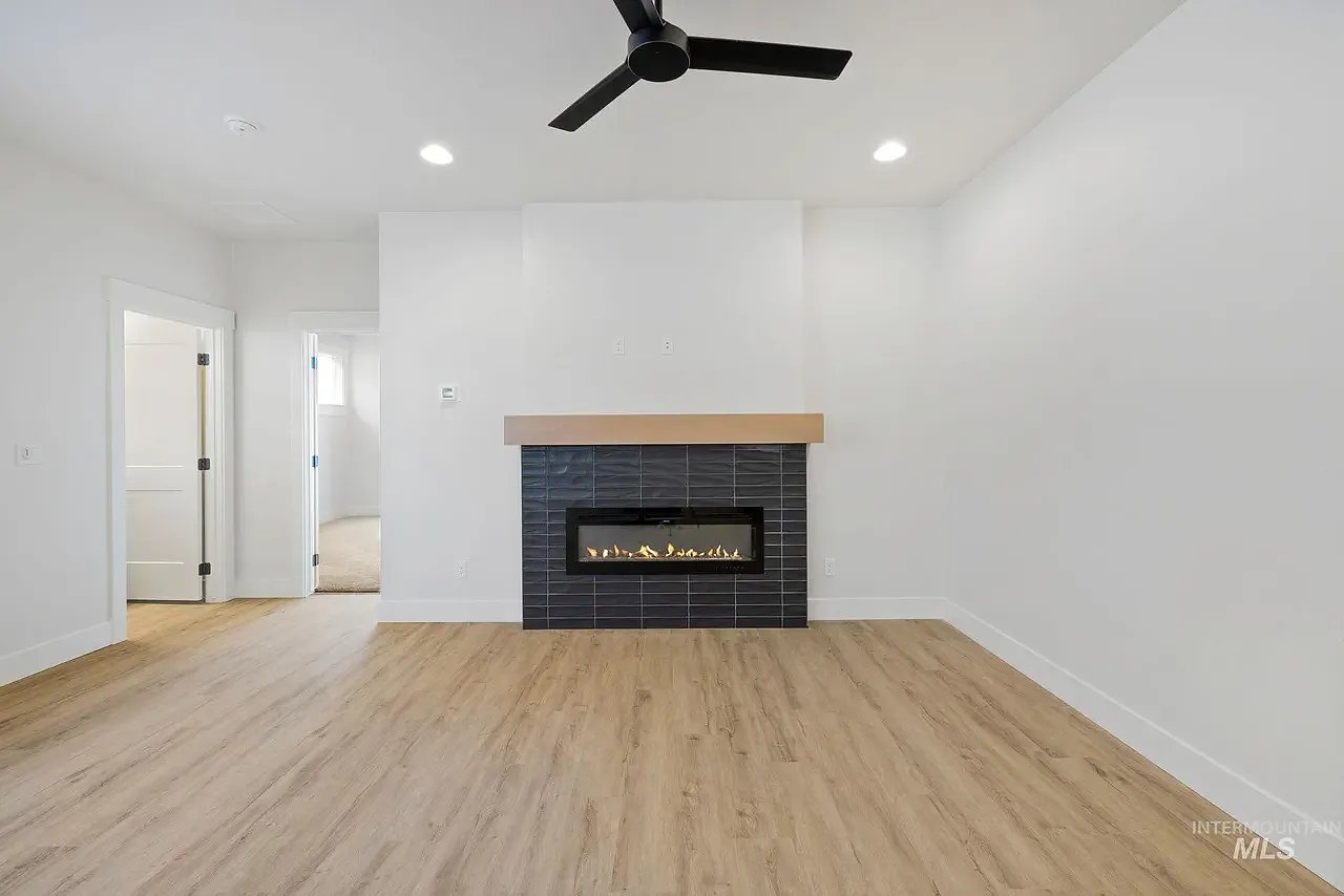 3 bed, 2.5 bath, 1799 sqft, $2,200 — Photo 3