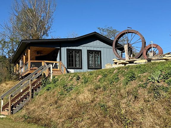 2nd image of 522 N River Rd