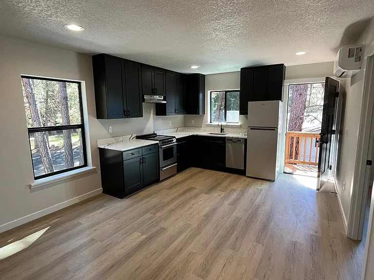 831 S Oak St — Photo 3