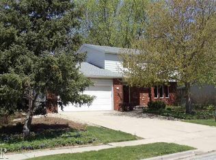 2708 Ridge Rd, Bloomington, IL 61704