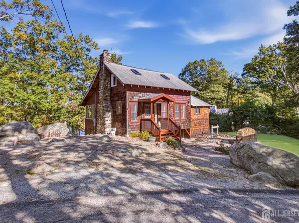 14 Saugtaug Trl, Andover, NJ 07821