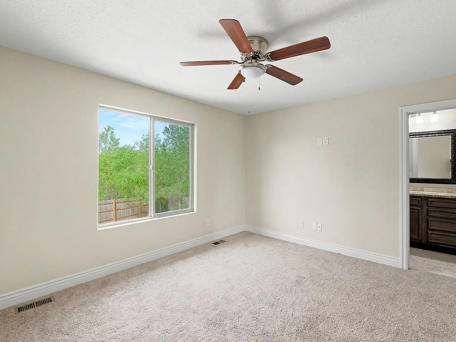 5 bed, 2338 sqft, $1,850 — Photo 3