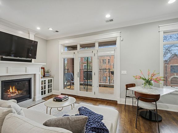 4th image of 3813 N Kenmore Ave #2S