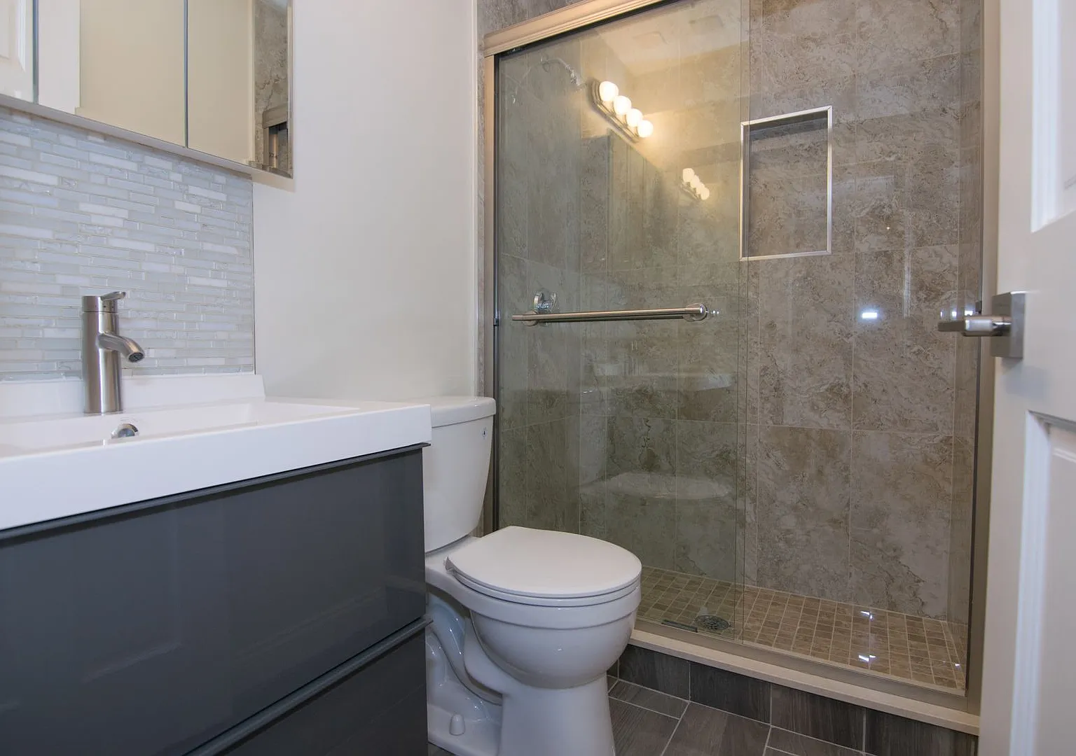 Nicely renovated 3 bed unit in Brookline — Photo 4